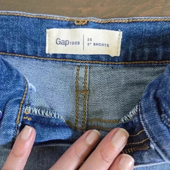 Gap distressed rolled hem Jean shorts sz 26 - Picture 2 of 6